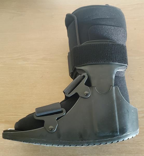 United Ortho USA14115 Short Air Cam Walker Fracture Boot, Medium, Black